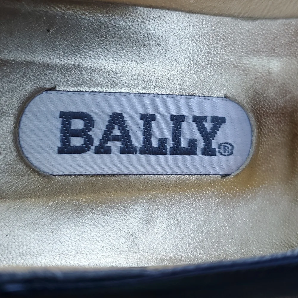 Vintage Bally 80s women's pump heels. Size 7  M. Italy. Nautical/Navy/Go…